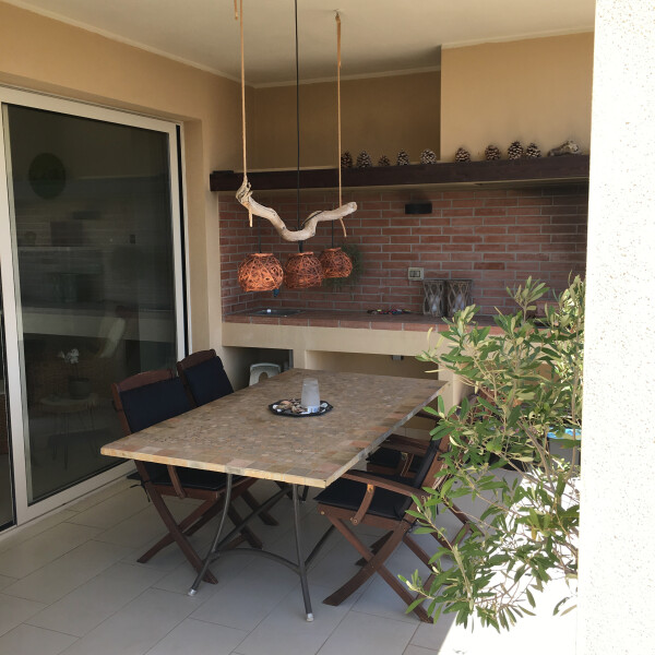 Overdækket terrasse med udekøkken