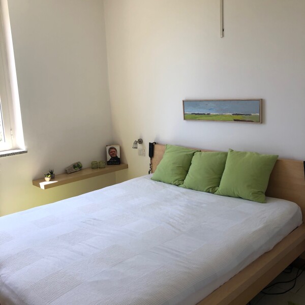 Soveværelse i stueetagen, med fjernsyn